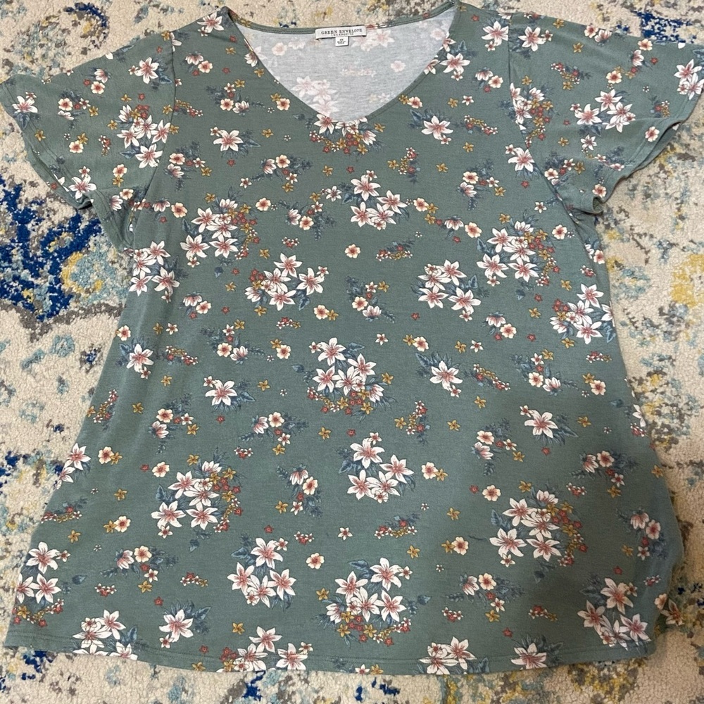 Green Envelope Women’s Floral Short Sleeve Tee